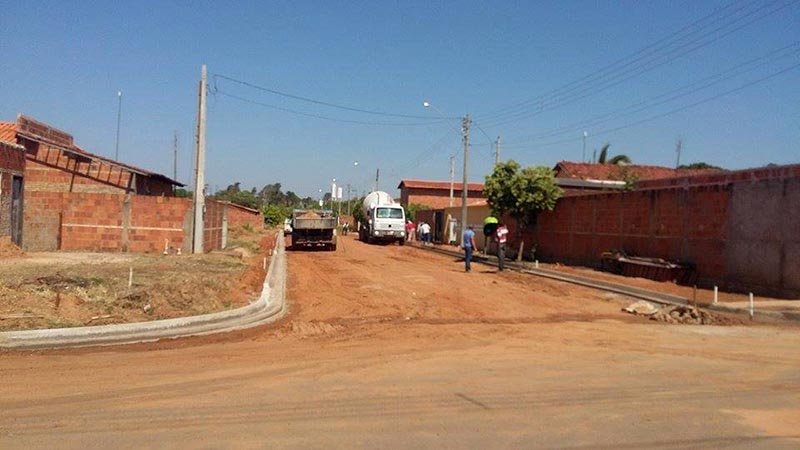 Iniciada implantação de guias e sarjetas no bairro Santa Leonor