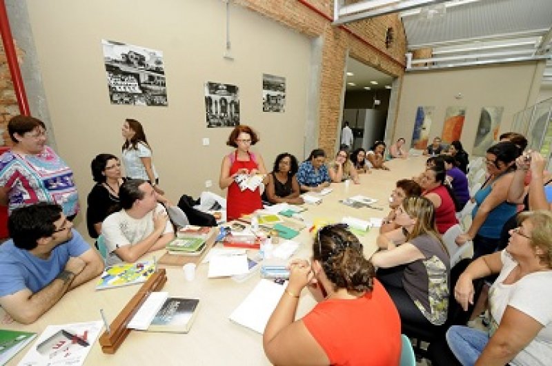 Oficina de reparos em livros acontece hoje na biblioteca