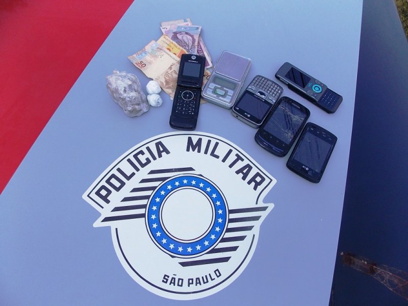 Polícia encontra maconha e crack na casa de adolescente