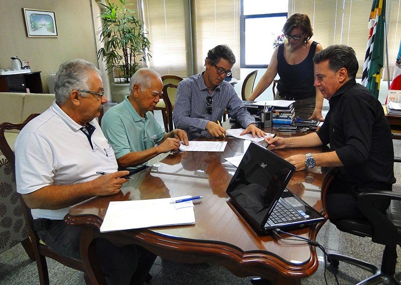 Prefeito assina convênio de cooperação com a Flora Tietê para arborização