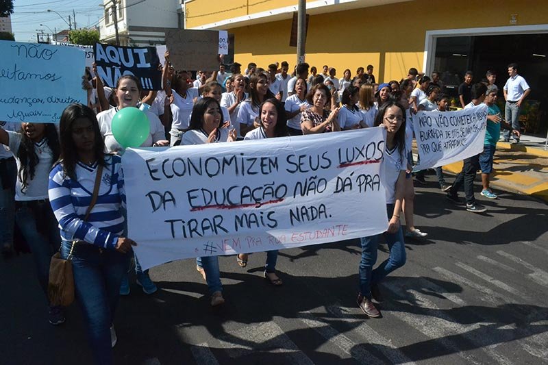 Alunos vão às ruas contra a reorganização escolar