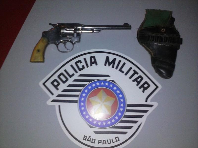 Irmãos são detidos acusados de posse de arma de fogo