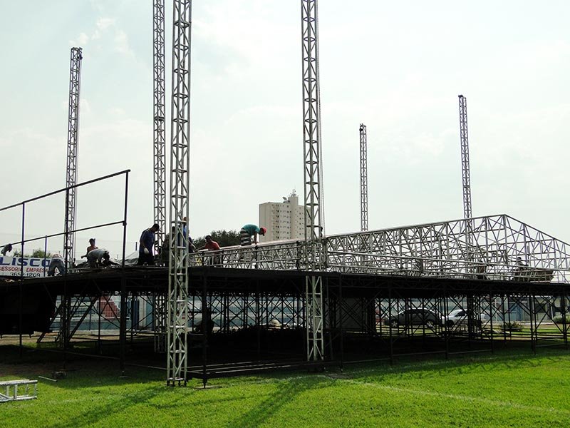 Começa a montagem da estrutura para o show de Luan Santana