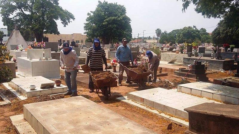 Prefeitura executa manutenção e limpeza em cemitérios