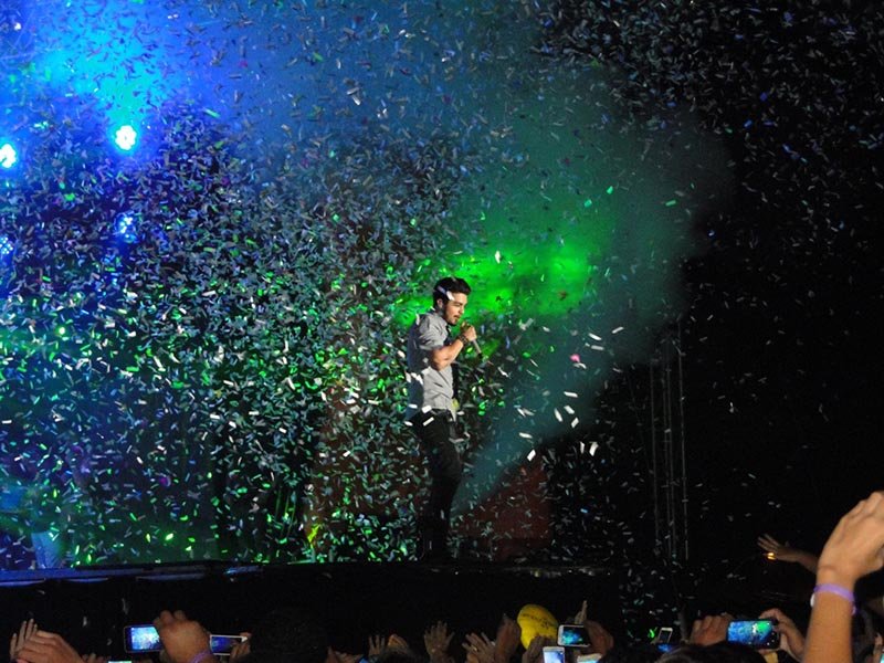 Mesmo com chuva, Luan Santana faz show e diverte público no Tenentão