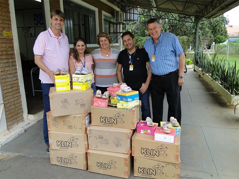 Klin entrega 100 pares de calçados infantis ao Fundo Social