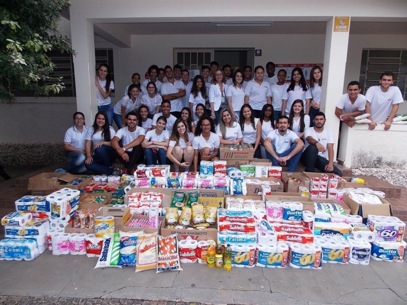 Alunos do Sesi doam alimentos ao HC de Barretos