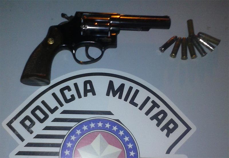 Jovem é flagrado e preso em poder de revólver
