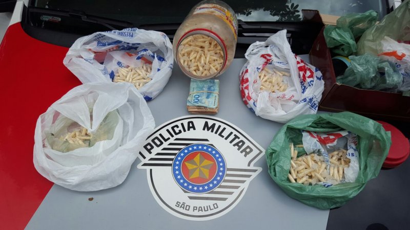  Jovens são flagrados embalando 1 mil pinos de crack