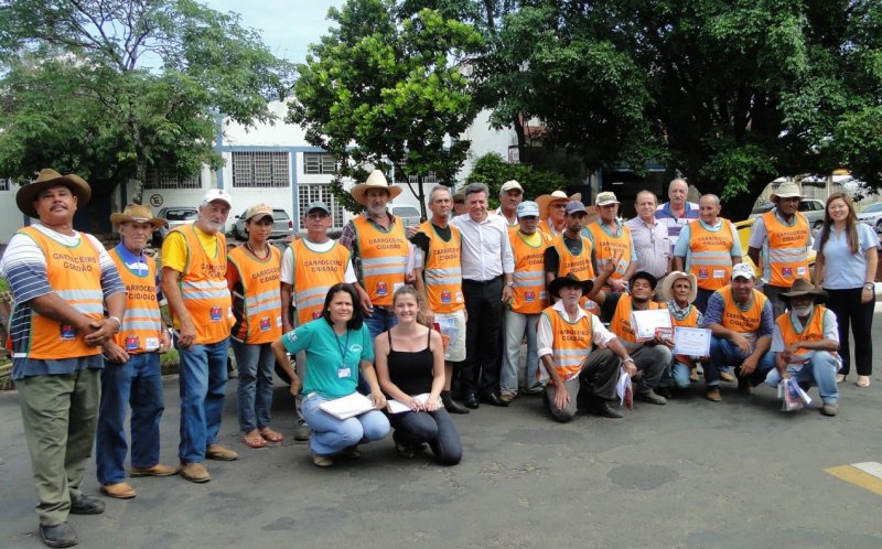 Carroceiros recebem certificados, coletes, habilitação e placas de identificação