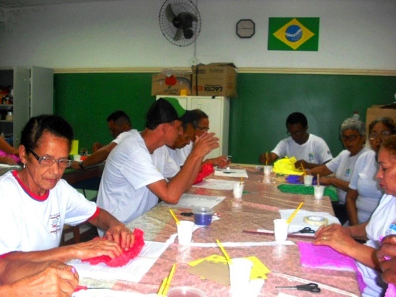 Alunos do EJA fazem exposição de artesanato