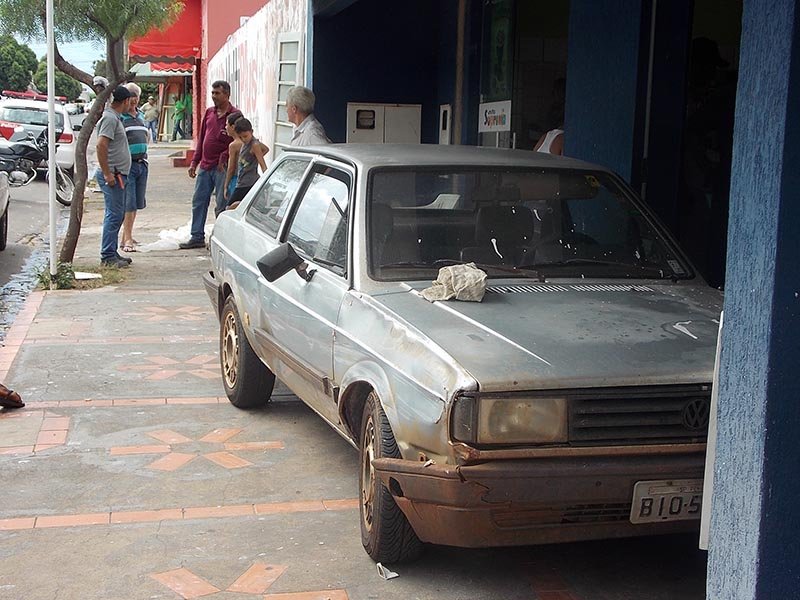 Carro desgovernado sobe em calçada e atropela pintor