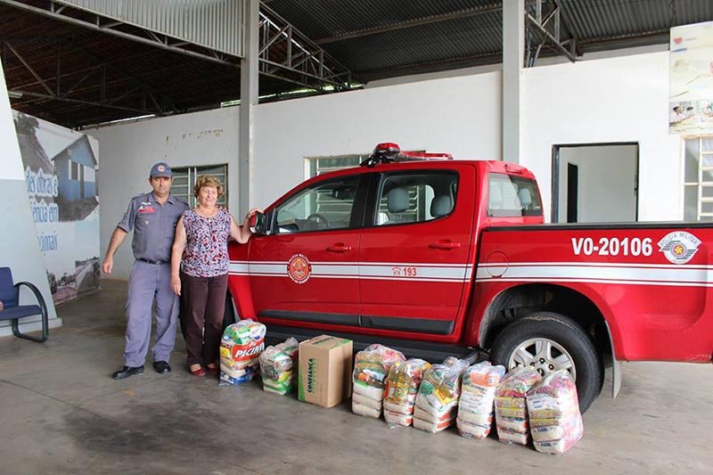 Bombeiros doam cestas básicas ao Fundo Social