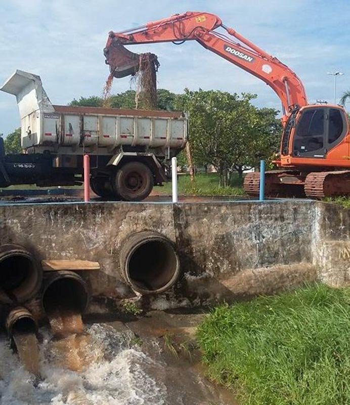 Prefeitura desobstrui tubulação do córrego Santa Leonor