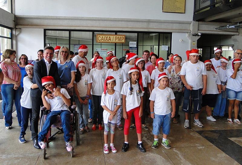 Coral dos alunos da Apae se apresenta no Paço Municipal