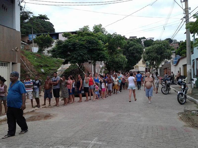População de Governador Valadares recebe água arrecadada em Penápolis