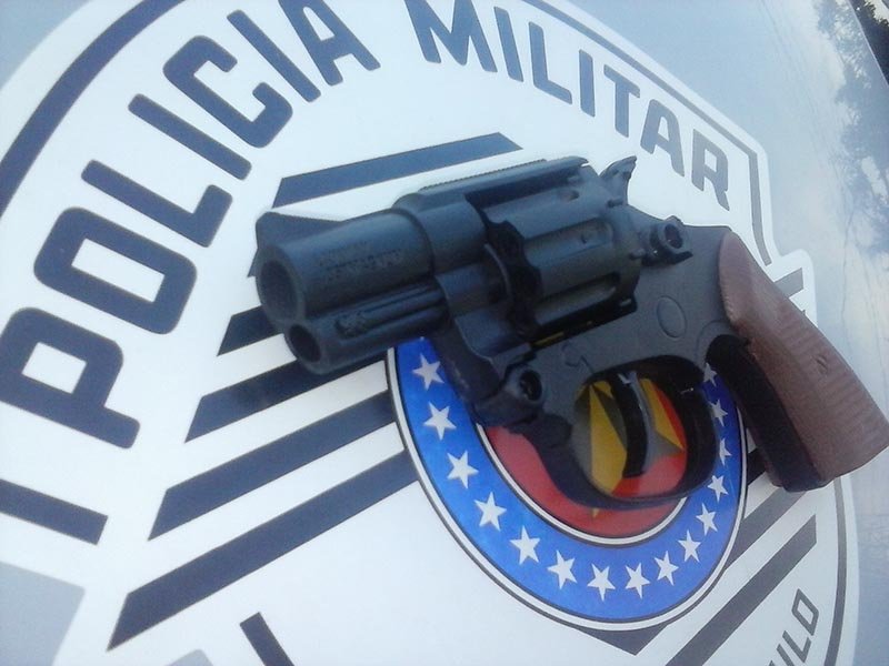 Polícia aborda homem com réplica de revólver