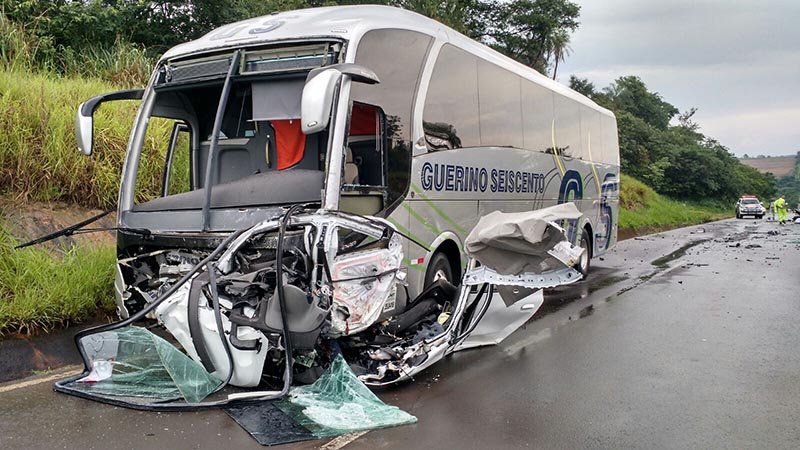 Ônibus bate em carro na Assis e mata penapolense