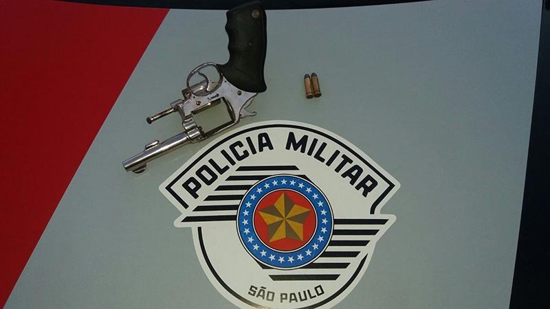 Auxiliar acusado de homicídio é preso com revólver 38