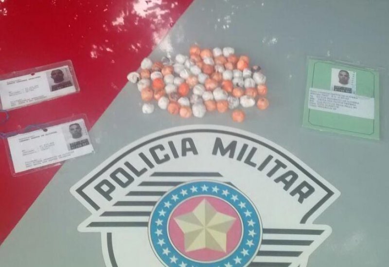 Trio é flagrado com porções de maconha no Silvia Covas