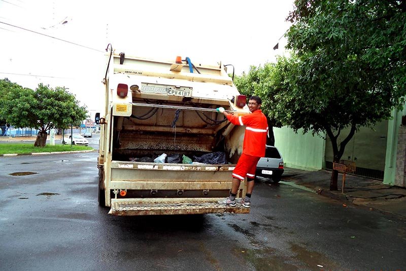 Coletores de lixo ganham novo modelo de uniforme