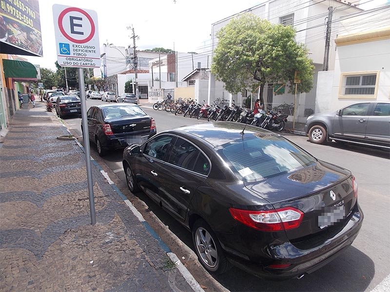 Infração em vagas exclusivas tem multa mais cara