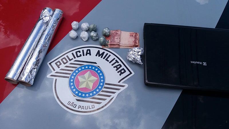 Rocam flagra três pessoas embalando crack