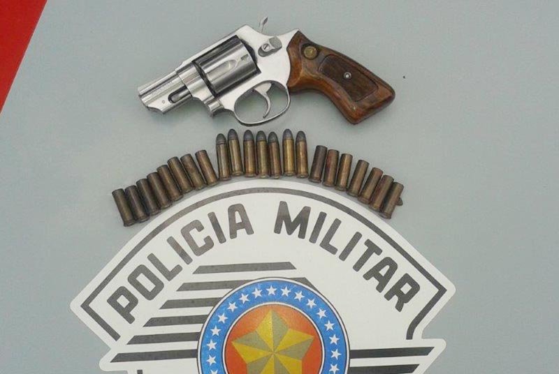Polícia Militar flagra e prende pedreiro com revólver calibre 38