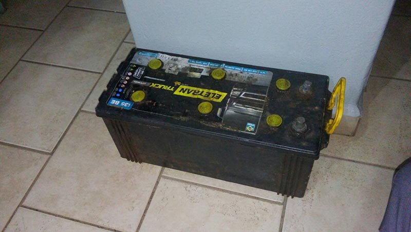 Dupla furta bateria de caminhão e acaba presa pela polícia