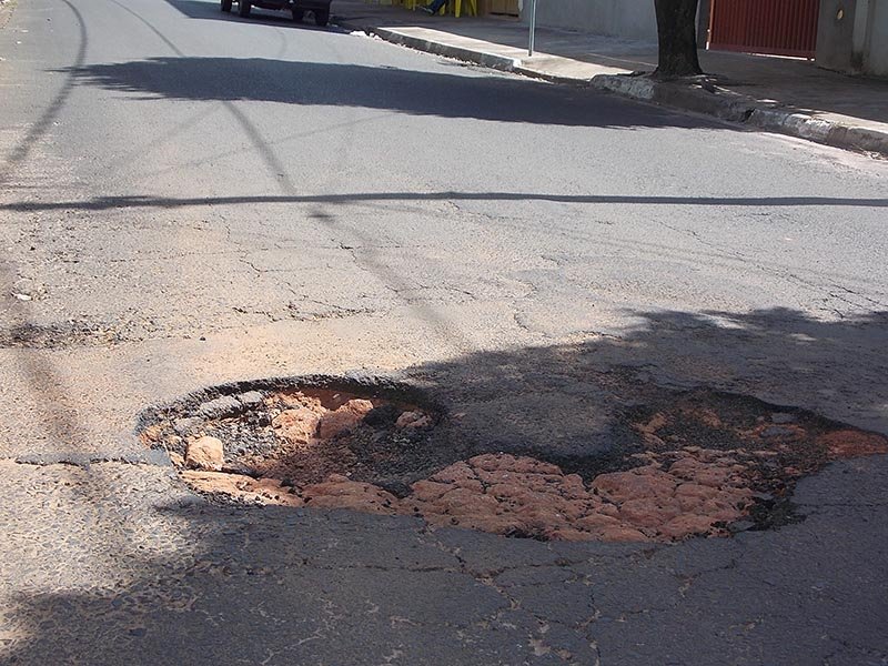 Cidade tem prejuízos com buracos formados pelas chuvas