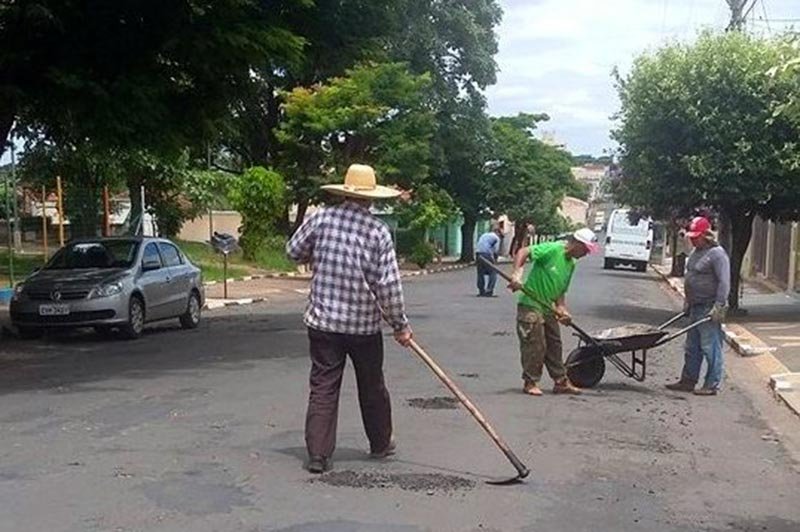 Três equipes fazem “Operação Tapa-Buraco” nas ruas da cidade