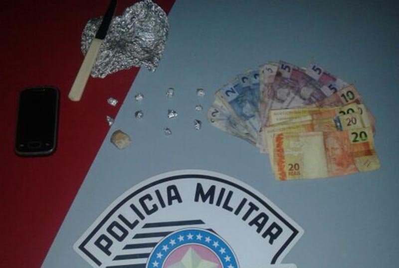 Desempregado é flagrado com droga em casa e preso