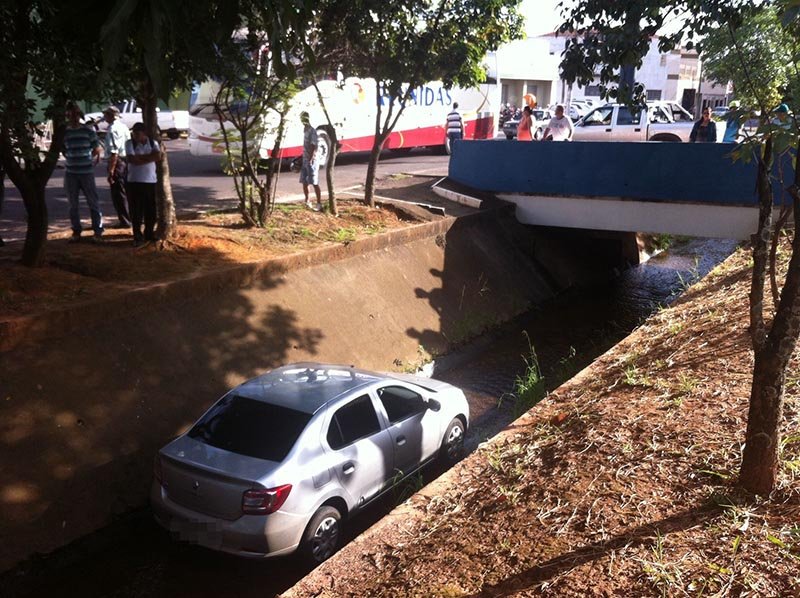 Homem perder controle e cai  com carro no “Maria Chica”