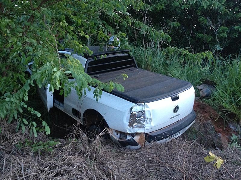 Jovem embriagada bate em ônibus em estrada vicinal