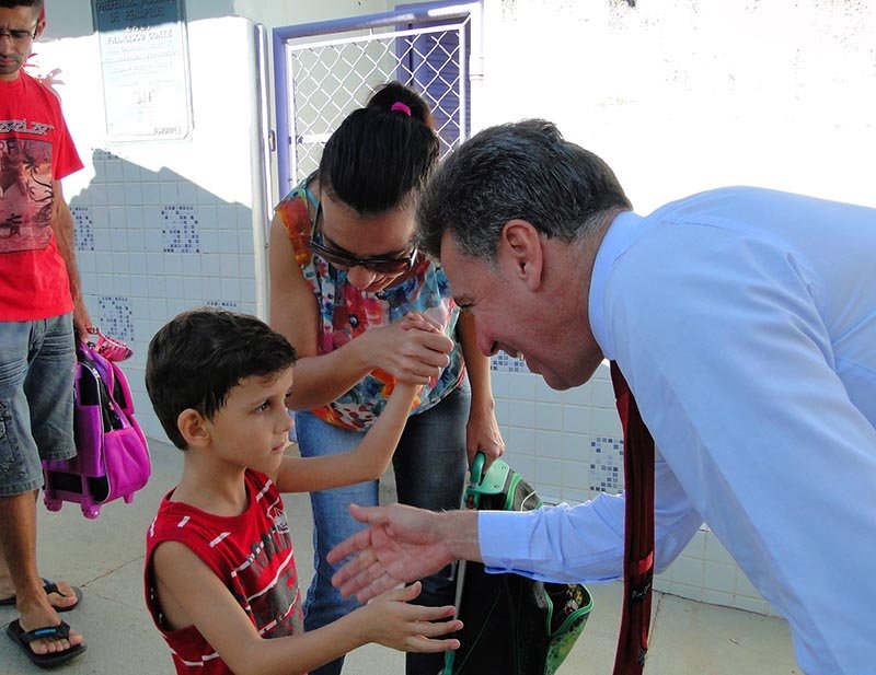 Na volta às aulas, prefeito visita alunos e professores