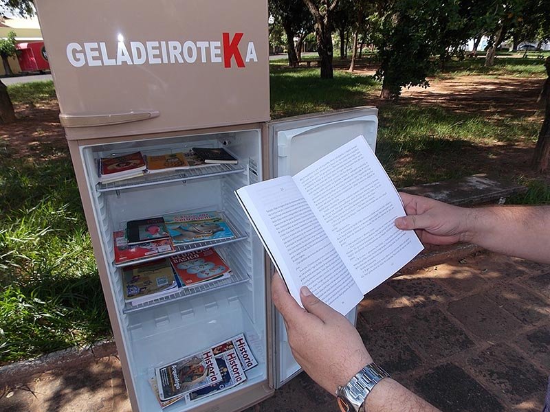 Livros: Cabeleireiro leva Geladeiroteka para praça