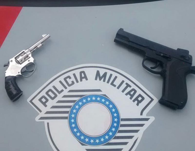 Revólver e pistola de brinquedo são apreendidos pela PM