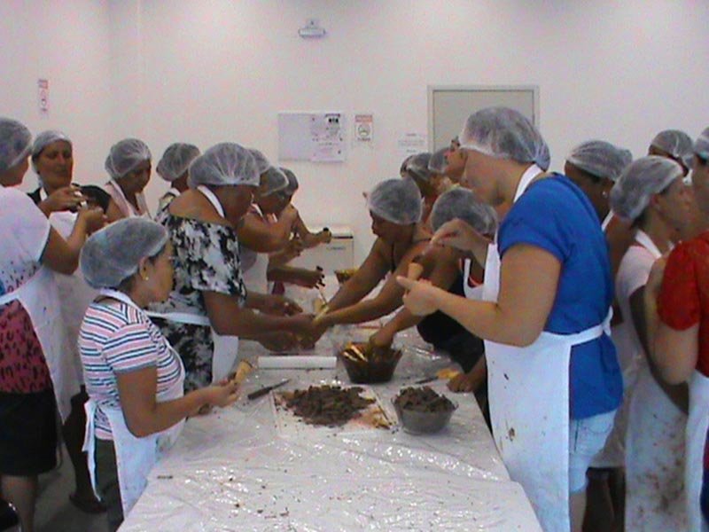 Cras promove oficina de doces para a Páscoa