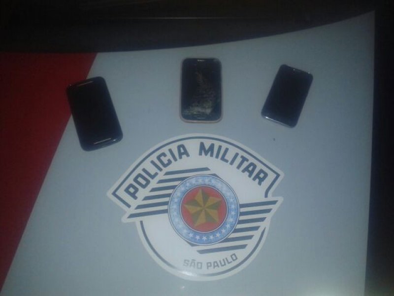 Polícia aborda suspeitos e descobre celulares furtados