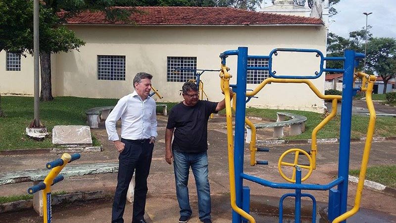 Prefeitura instala academia de ginástica em praça na Planalto