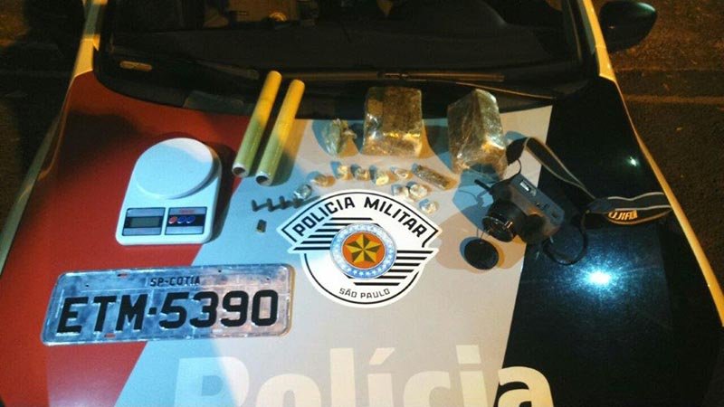 PM prende acusados de tráfico e apreende materiais