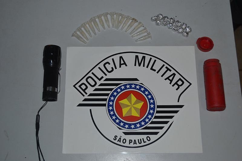 Desempregado é flagrado desenterrado droga em terreno