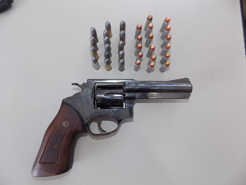 Aposentado é detido com revólver 38 em seu sítio