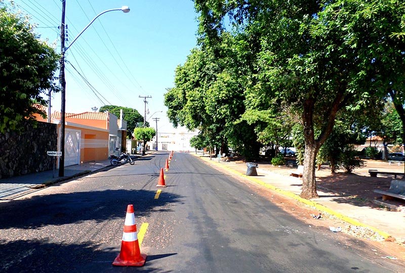 Prefeitura instala mini rotatória em entroncamento
