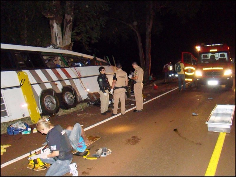Polícia descarta que motorista tenha sido baleado antes de bater ônibus no Paraná