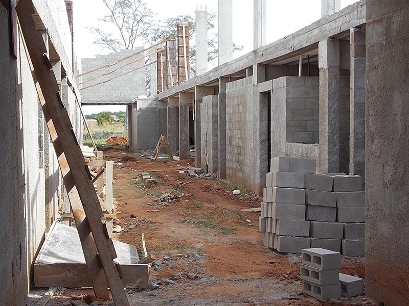 Atraso na obra de creche do Gimenes revolta moradores