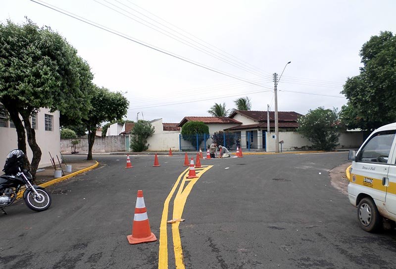 Prefeitura implanta mini rotatória no Jardim Del Rey