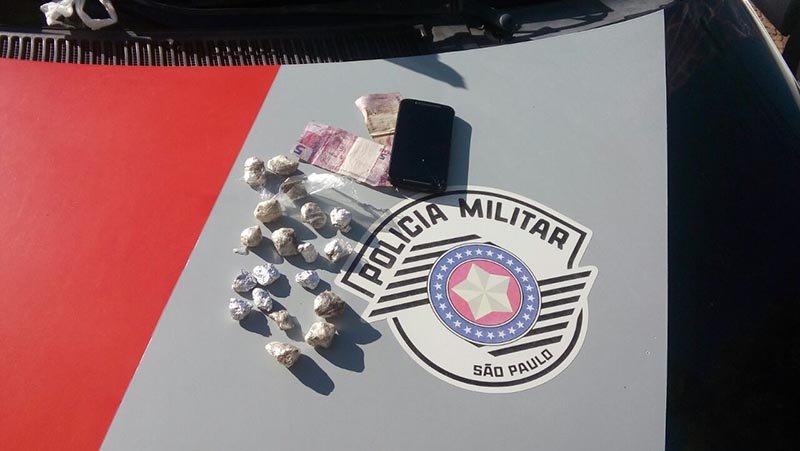 Polícia prende pensionista com maconha e dinheiro