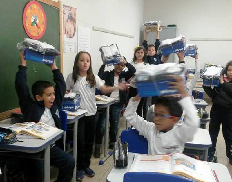 Alunos da rede municipal recebem kits de uniforme escolar