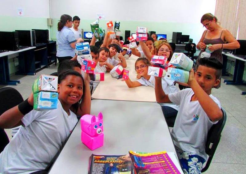 Alunos da Emef Marcos Trench têm oficinas de papel reciclável e fantoches